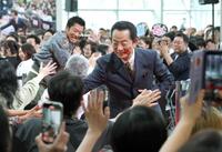 　ファンとタッチする水谷豊（手前）と寺脇康文（撮影・金田祐二）