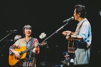 　「九段下フォーク・フェスティバル’２５」でデュエットする桑田佳祐（右）と原由子