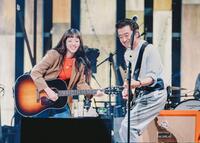 　「九段下フォーク・フェスティバル’２５」でセッションする桑田佳祐（右）とあいみょん