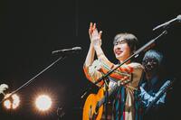 　「九段下フォーク・フェスティバル’２５」で歌唱する原由子