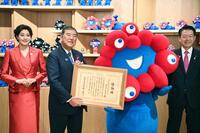 　ミャクミャクに感謝状を授与し、記念撮影に応じる石破首相。左は日本館の藤原紀香名誉館長、右は武藤経産相＝13日午前（代表撮影）