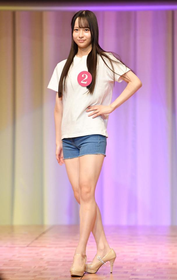 　ウオーキングでポーズを決める上野真子さん（撮影・開出牧）