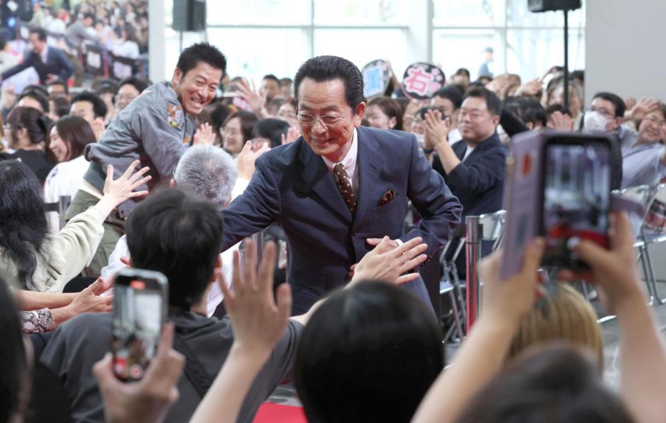 　ファンの見送りに応じる水谷豊（右）と寺脇康文（撮影・金田祐二）