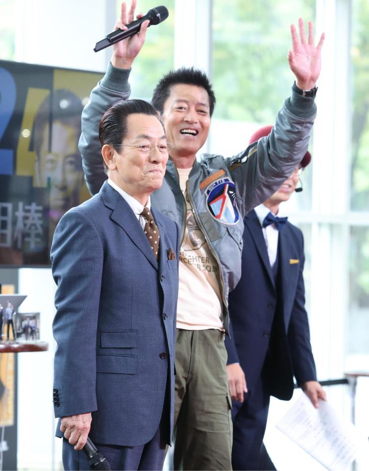 　ファンミーティングに登場した水谷豊（左）と寺脇康文（撮影・金田祐二）