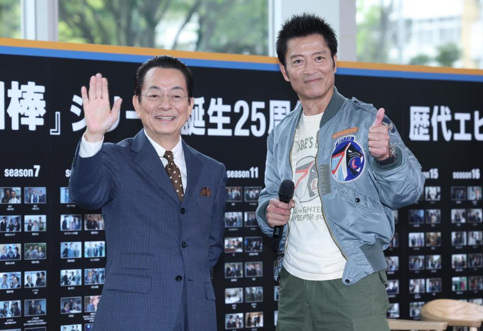 　笑顔でファンの撮影に応じる水谷豊（左）と寺脇康文（撮影・金田祐二）