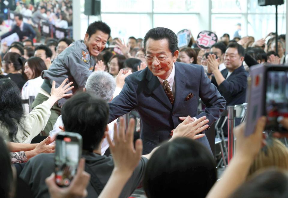 　ファンとタッチする水谷豊（手前）と寺脇康文（撮影・金田祐二）