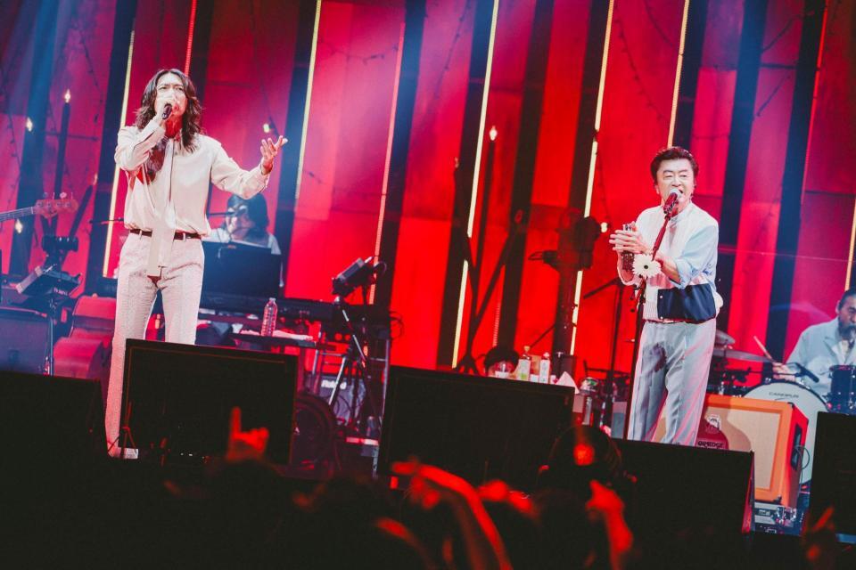 　「九段下フォーク・フェスティバル’２５」でデュエットする桑田佳祐（右）と吉井和哉