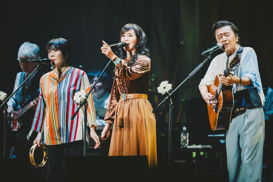 　「九段下フォーク・フェスティバル’２５」でセッションする（左から）原由子、竹内まりや、桑田佳祐