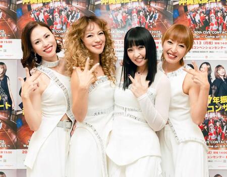　笑顔でポーズをとるＭＡＸの（左から）ＮＡＮＡ、ＬＩＮＡ、ＭＩＮＡ、ＲＥＩＮＡ　