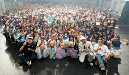 　ＩＳＳＡ、具志堅用高氏らとステージ上で撮影するＭＡＸ