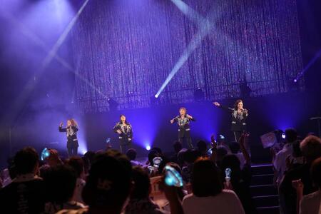 　ステージで躍動したＭＡＸの（左から）ＬＩＮＡ、ＭＩＮＡ、ＲＥＩＮＡ、ＮＡＮＡ