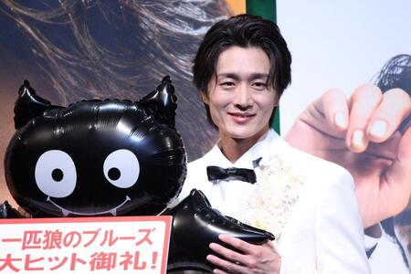 　笑顔を見せる真田ナオキ