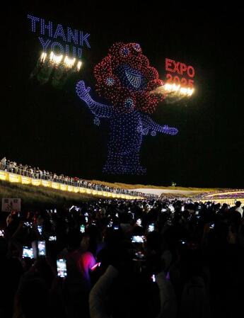 　閉幕日のドローンショーで夜空に浮かび上がったミャクミャク