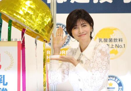 　くす玉を割った内田有紀