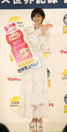 　笑顔を見せる内田有紀