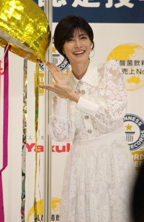 　くす玉を割った内田有紀