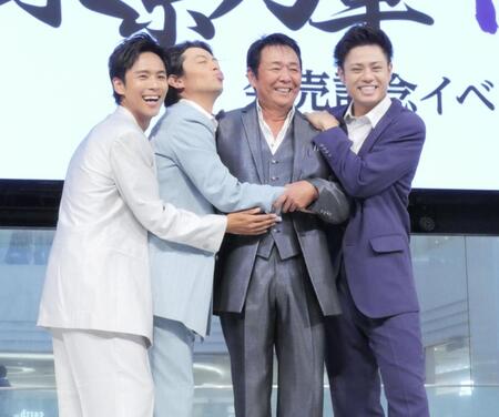 　仲良くくっつき撮影に応じた（左から）白上一成、石橋拓也、山本譲二、田井裕一