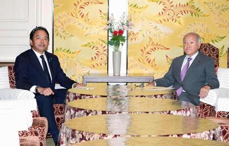 　会談に臨む自民党の鈴木幹事長（右）と国民民主党の榛葉幹事長＝14日午後、国会