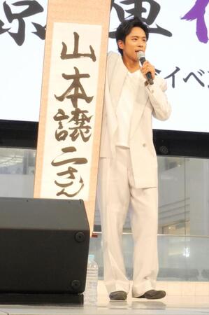 　今年１年で頑張ってきた出来事の第１位に山本譲二の名を上げてトークする東京力車の白上一成