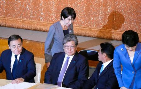 　両院議員懇談会に先立って開かれた両院議員総会に臨む自民党の高市総裁（奥）。手前左から２人目は萩生田幹事長代行＝14日午後、東京・永田町の党本部