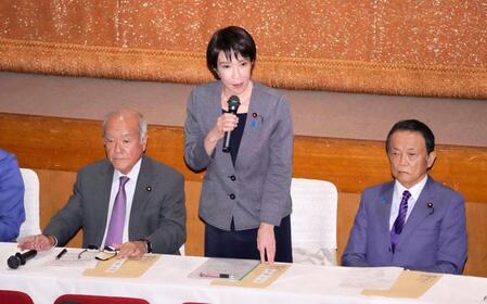 　両院議員懇談会に先立って開かれた両院議員総会で発言する、自民党の高市総裁。左は鈴木幹事長、右は麻生副総裁＝14日午後、東京・永田町の党本部