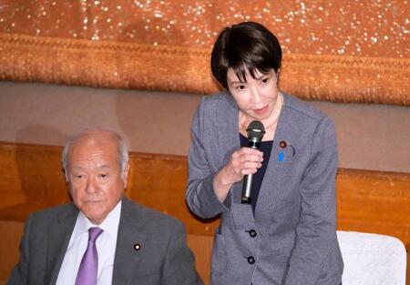 　両院議員懇談会に先立って開かれた両院議員総会で発言する、自民党の高市総裁。左は鈴木幹事長＝14日午後、東京・永田町の党本部