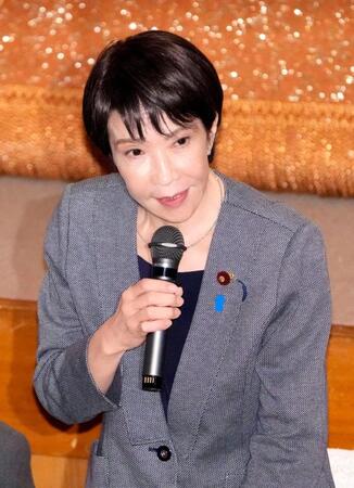 　両院議員懇談会に先立って開かれた両院議員総会で発言する、自民党の高市総裁＝14日午後、東京・永田町の党本部