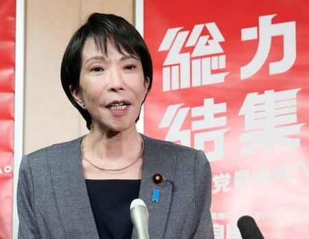 　両院議員総会、懇談会を終え、記者団の取材に応じる自民党の高市総裁＝14日午後、東京・永田町の党本部