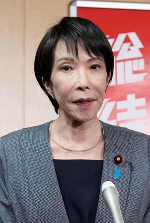 　両院議員総会、懇談会を終え、記者団の取材に応じる自民党の高市総裁＝14日午後、東京・永田町の党本部