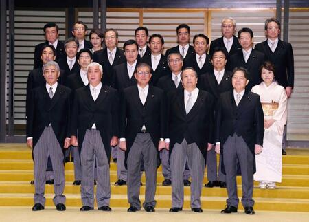 　任命式と認証式を終え、記念写真に納まる石破茂首相（前列中央）と閣僚ら＝２４年１０月１日