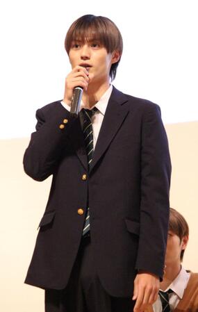 　制作発表に出席した簡秀吉