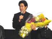 　主演ドラマ「ちょっとだけエスパー」に制作発表会見で芸能生活３０周年を祝福される大泉洋