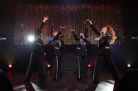 　ステージで躍動したＭＡＸの（左から）ＮＡＮＡ、ＲＥＩＮＡ、ＭＩＮＡ、ＬＩＮＡ