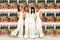 　本番前にステージへ意気込んだＭＡＸの（左から）ＮＡＮＡ、ＬＩＮＡ、ＭＩＮＡ、ＲＥＩＮＡ