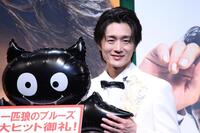 　笑顔を見せる真田ナオキ