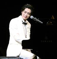 　ピアノの弾き語りを披露した真田ナオキ