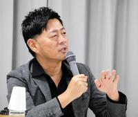 　出演舞台について語る宅間孝行