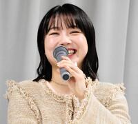 　出演舞台への意気込みを笑顔で語る石田亜佑美