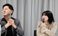 　出演舞台について語る宅間孝行（左）と石田亜佑美