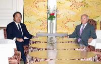 　会談に臨む自民党の鈴木幹事長（右）と国民民主党の榛葉幹事長＝14日午後、国会