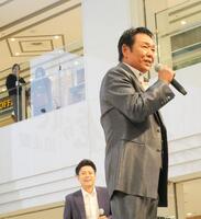 　歌唱する山本譲二（右）と東京力車の田井裕一