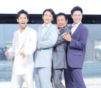 　仲良くくっつき撮影に応じた（左から）白上一成、石橋拓也、山本譲二、田井裕一