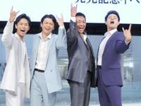 　ハイテンションで撮影に応じた（左から）白上一成、石橋拓也、山本譲二、田井裕一