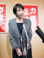 　両院議員総会、懇談会を終え、記者団の取材に応じる自民党の高市総裁＝14日午後、東京・永田町の党本部