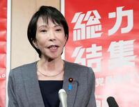 　両院議員総会、懇談会を終え、記者団の取材に応じる自民党の高市総裁＝14日午後、東京・永田町の党本部