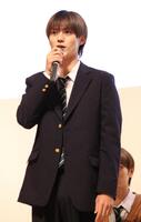 　制作発表に出席した簡秀吉