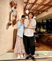 ２０２４年６月、都内でＴＡＫＥＳＨＩ氏（右）の初ディナーショー終了直後の園山真希絵とのツーショット