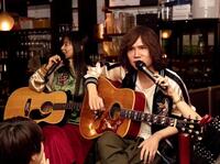 ２０２３年12月、都内で初のコラボ弾き語りをした当時の園山真希絵（左）とＴＡＫＥＳＨＩ氏