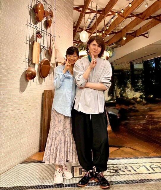 田舎の田園趣味のおじいさんの老太カップルは趣味のシーンのテラスの置物を置きます 田舎の田園趣味のおじいさんの老太カップルは趣味のシーンのテラスの