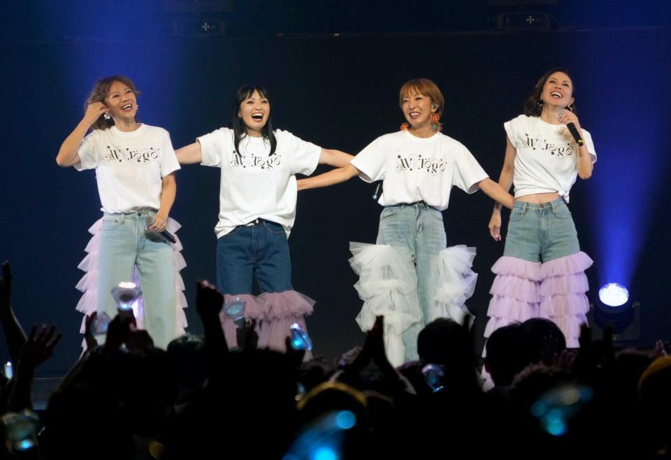 　ステージで躍動したＭＡＸの（左から）ＬＩＮＡ、ＭＩＮＡ、ＲＥＩＮＡ、ＮＡＮＡ